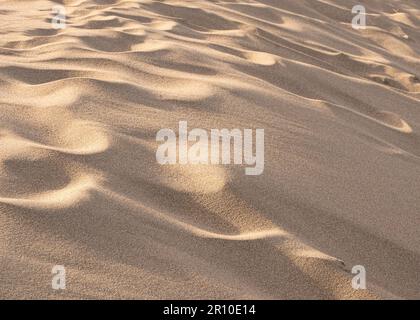 Nahaufnahme des Sandes auf Sanddünen am Strand Stockfoto