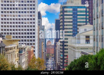 San Francisco, California Street und Cable Cars, die das Finanzviertel mit der Oberstadt verbinden. Stockfoto