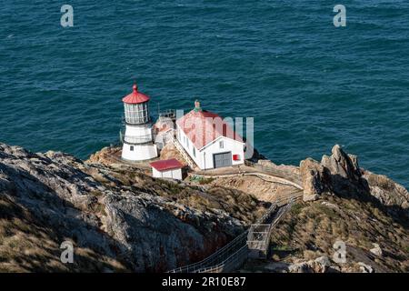 Blick auf den Point Reyes Lighthouse an einem sonnigen Tag entlang der Point Reyes National Shore, Kalifornien Stockfoto