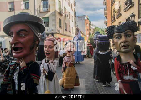 Eine Parade zum Vergnügen von Jung und Alt, bestehend aus Riesen und Großköpfen, die zum Klang der Dulzaina und der Tamboril getanzt haben. Die größeren und symbolträchtigeren Charaktere Madrids haben die Festlichkeiten von San Isidro erhellt: Die Chulapos Julián und Maripepa, Alfonso VI, La Latina, der Bürgermeister von Móstoles, Manolita Malasaña, Muhammad I und La Arganzuela. Die Tour war in den zentralen Straßen von Madrid, vom Museum der Künste und Traditionen von Madrid, Calle Carlos Arniches, Plaza del General, Vara de Rey, Calle de las Amazonas, Plaza del Cascorro, Calle de los Estudios, Calle Tol Stockfoto