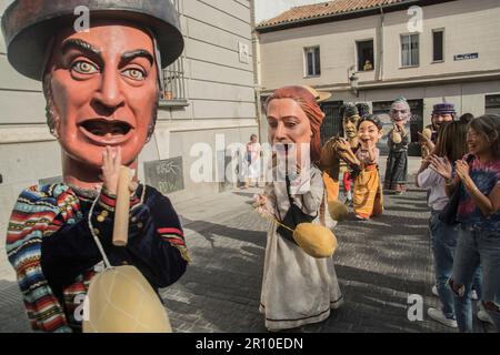 Eine Parade zum Vergnügen von Jung und Alt, bestehend aus Riesen und Großköpfen, die zum Klang der Dulzaina und der Tamboril getanzt haben. Die größeren und symbolträchtigeren Charaktere Madrids haben die Festlichkeiten von San Isidro erhellt: Die Chulapos Julián und Maripepa, Alfonso VI, La Latina, der Bürgermeister von Móstoles, Manolita Malasaña, Muhammad I und La Arganzuela. Die Tour war in den zentralen Straßen von Madrid, vom Museum der Künste und Traditionen von Madrid, Calle Carlos Arniches, Plaza del General, Vara de Rey, Calle de las Amazonas, Plaza del Cascorro, Calle de los Estudios, Calle Tol Stockfoto