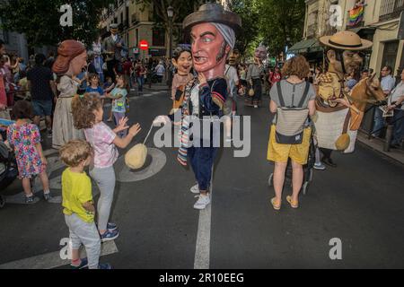 Eine Parade zum Vergnügen von Jung und Alt, bestehend aus Riesen und Großköpfen, die zum Klang der Dulzaina und der Tamboril getanzt haben. Die größeren und symbolträchtigeren Charaktere Madrids haben die Festlichkeiten von San Isidro erhellt: Die Chulapos Julián und Maripepa, Alfonso VI, La Latina, der Bürgermeister von Móstoles, Manolita Malasaña, Muhammad I und La Arganzuela. Die Tour war in den zentralen Straßen von Madrid, vom Museum der Künste und Traditionen von Madrid, Calle Carlos Arniches, Plaza del General, Vara de Rey, Calle de las Amazonas, Plaza del Cascorro, Calle de los Estudios, Calle Tol Stockfoto