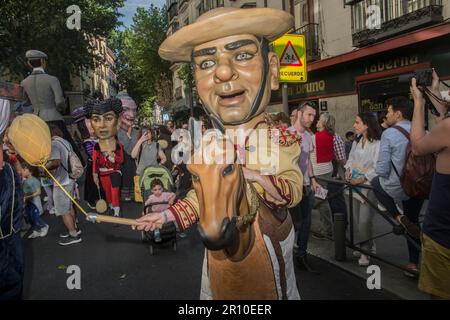 Eine Parade zum Vergnügen von Jung und Alt, bestehend aus Riesen und Großköpfen, die zum Klang der Dulzaina und der Tamboril getanzt haben. Die größeren und symbolträchtigeren Charaktere Madrids haben die Festlichkeiten von San Isidro erhellt: Die Chulapos Julián und Maripepa, Alfonso VI, La Latina, der Bürgermeister von Móstoles, Manolita Malasaña, Muhammad I und La Arganzuela. Die Tour war in den zentralen Straßen von Madrid, vom Museum der Künste und Traditionen von Madrid, Calle Carlos Arniches, Plaza del General, Vara de Rey, Calle de las Amazonas, Plaza del Cascorro, Calle de los Estudios, Calle Tol Stockfoto