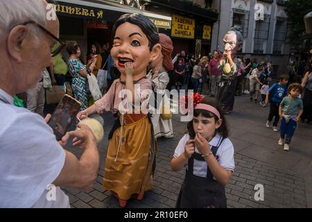 Eine Parade zum Vergnügen von Jung und Alt, bestehend aus Riesen und Großköpfen, die zum Klang der Dulzaina und der Tamboril getanzt haben. Die größeren und symbolträchtigeren Charaktere Madrids haben die Festlichkeiten von San Isidro erhellt: Die Chulapos Julián und Maripepa, Alfonso VI, La Latina, der Bürgermeister von Móstoles, Manolita Malasaña, Muhammad I und La Arganzuela. Die Tour war in den zentralen Straßen von Madrid, vom Museum der Künste und Traditionen von Madrid, Calle Carlos Arniches, Plaza del General, Vara de Rey, Calle de las Amazonas, Plaza del Cascorro, Calle de los Estudios, Calle Tol Stockfoto