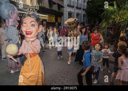 Eine Parade zum Vergnügen von Jung und Alt, bestehend aus Riesen und Großköpfen, die zum Klang der Dulzaina und der Tamboril getanzt haben. Die größeren und symbolträchtigeren Charaktere Madrids haben die Festlichkeiten von San Isidro erhellt: Die Chulapos Julián und Maripepa, Alfonso VI, La Latina, der Bürgermeister von Móstoles, Manolita Malasaña, Muhammad I und La Arganzuela. Die Tour war in den zentralen Straßen von Madrid, vom Museum der Künste und Traditionen von Madrid, Calle Carlos Arniches, Plaza del General, Vara de Rey, Calle de las Amazonas, Plaza del Cascorro, Calle de los Estudios, Calle Tol Stockfoto