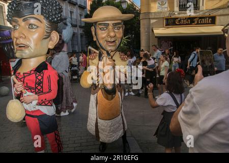 Eine Parade zum Vergnügen von Jung und Alt, bestehend aus Riesen und Großköpfen, die zum Klang der Dulzaina und der Tamboril getanzt haben. Die größeren und symbolträchtigeren Charaktere Madrids haben die Festlichkeiten von San Isidro erhellt: Die Chulapos Julián und Maripepa, Alfonso VI, La Latina, der Bürgermeister von Móstoles, Manolita Malasaña, Muhammad I und La Arganzuela. Die Tour war in den zentralen Straßen von Madrid, vom Museum der Künste und Traditionen von Madrid, Calle Carlos Arniches, Plaza del General, Vara de Rey, Calle de las Amazonas, Plaza del Cascorro, Calle de los Estudios, Calle Tol Stockfoto