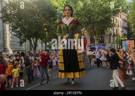 Eine Parade zum Vergnügen von Jung und Alt, bestehend aus Riesen und Großköpfen, die zum Klang der Dulzaina und der Tamboril getanzt haben. Die größeren und symbolträchtigeren Charaktere Madrids haben die Festlichkeiten von San Isidro erhellt: Die Chulapos Julián und Maripepa, Alfonso VI, La Latina, der Bürgermeister von Móstoles, Manolita Malasaña, Muhammad I und La Arganzuela. Die Tour war in den zentralen Straßen von Madrid, vom Museum der Künste und Traditionen von Madrid, Calle Carlos Arniches, Plaza del General, Vara de Rey, Calle de las Amazonas, Plaza del Cascorro, Calle de los Estudios, Calle Tol Stockfoto