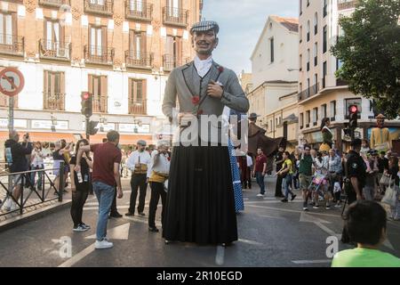 Eine Parade zum Vergnügen von Jung und Alt, bestehend aus Riesen und Großköpfen, die zum Klang der Dulzaina und der Tamboril getanzt haben. Die größeren und symbolträchtigeren Charaktere Madrids haben die Festlichkeiten von San Isidro erhellt: Die Chulapos Julián und Maripepa, Alfonso VI, La Latina, der Bürgermeister von Móstoles, Manolita Malasaña, Muhammad I und La Arganzuela. Die Tour war in den zentralen Straßen von Madrid, vom Museum der Künste und Traditionen von Madrid, Calle Carlos Arniches, Plaza del General, Vara de Rey, Calle de las Amazonas, Plaza del Cascorro, Calle de los Estudios, Calle Tol Stockfoto