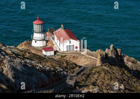 Blick auf den Point Reyes Lighthouse an einem sonnigen Tag entlang der Point Reyes National Shore, Kalifornien Stockfoto