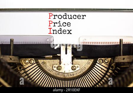 PPI-Symbol für den Preisindex der Erzeuger. Konzeptbegriffe PPI Producer Price Index, geschrieben auf wunderschöne alte Schreibmaschine im Retro-Look. Wunderschöner weißer Hintergrund. Geschäftlich Stockfoto