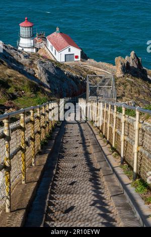 Blick auf den Point Reyes Lighthouse an einem sonnigen Tag entlang der Point Reyes National Shore, Kalifornien Stockfoto