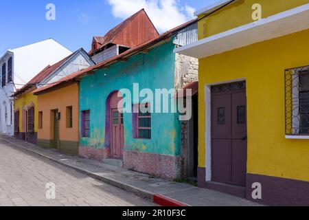 Farbenfrohe Kolonialarchitektur im historischen Zentrum von Flores, Guatemala. Stockfoto