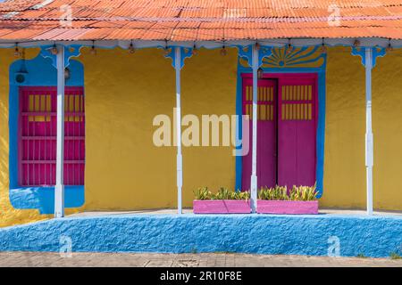 Farbenfrohe Kolonialarchitektur im historischen Zentrum von Flores, Guatemala. Stockfoto