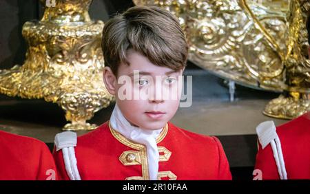 Prinz George, 6. Mai 2023 Krönung, ein Pappjunge im Dienst seines Großvaters König Charles III. Krönungsdienst Westminster Abbey Westminster London, 6. Mai 2023 Er ist das älteste Kind von William, Prinz von Wales, und Catherine, Prinzessin von Wales. Georg ist das älteste Enkelkind von König Karl III. Und der zweite in der Nachfolge auf den britischen Thron hinter seinem Vater, was ihn sehr wahrscheinlich zum nächsten Erben macht Stockfoto