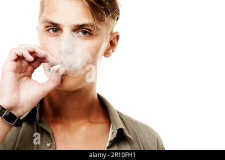 Atme die Zukunft ein, atme die Vergangenheit aus. Ein junger Hipster, isoliert auf Weiß. Stockfoto