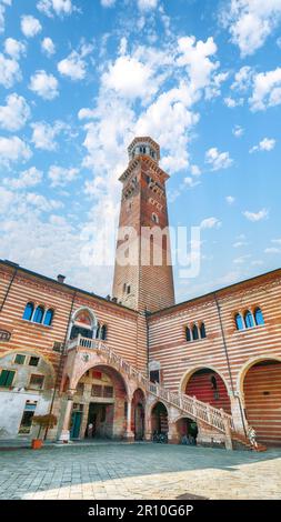 Herrlicher Blick Torre dei Lamberti Uhrenturm und mittelalterliche Treppe des Palazzo della Ragione Palastgebäudes in Verona. Lage: Verona, Region Venetien Stockfoto