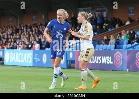 London, Großbritannien. 10. Mai 2023. Kingsmeadow, Vereinigtes Königreich, 10. Mai 2023 Pernille Harder (23 Chelsea) und CJ Bott (4 Leicester) während eines Spiels in der Barclays Women's Super League zwischen Chelsea und Leicester bei Kingsmeadow in London, 10. Mai 2023, Vereinigtes Königreich (Bettina Weissensteiner/SPP) Kredit: SPP Sport Press Photo. Alamy Live News Stockfoto