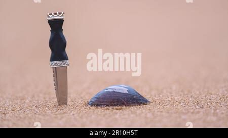 Sgian Dubh dirk Dolch am Ufer Stockfoto