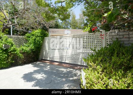 Los Angeles, Kalifornien, USA 8. Mai 2023 Schauspieler John Ritter und Schauspieler Robert Ardrey ehemaliger Wohnsitz/Nouse auf der 236 Tigertail Road am 8. Mai 2023 in Los Angeles, Kalifornien, USA. Foto: Barry King/Alamy Stock Photo Stockfoto