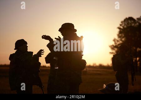 Mitglieder des Schusswaffenteams aus dem 158. Fighter Wing der Vermont Air National Guard diskutieren Strategie und Techniken bei einem Team-Event im Winston P. Wilson-Wettbewerb in Camp Robinson, Arkansas, am 4. Mai 2023. Acht Vermonter nahmen an dem jährlichen Schießwettbewerb Teil, bei dem sie mit dem Karabiner M4A1 und der M9-Pistole bei Einzel- und Teamveranstaltungen konkurrierten. (USA Air National Guard Foto von Master Sgt. Ryan Campbell) Stockfoto