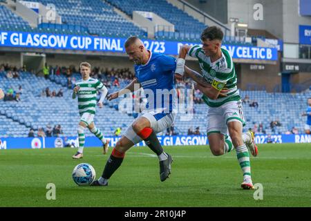 Glasgow, Großbritannien. 10. Mai 2023. Das Finale des City of Glasgow Cup wurde im Ibrox Stadion zwischen dem Rangers FC B Team und dem Celtic B Team gespielt. Nach der Vollzeit lag das Ergebnis bei 3 - 3 und das Spiel ging zu Elfmetern. Nach 14 Elfmetern gewann Celtic 4 - 3 und eine aufregende Schießerei. Corrie Thomson, Celtic Nummer 15, erzielte den letzten Elfmeter. Während des Spiels traf Adam Brppks, Celtic Nummer 9, 2goals. Rocco Vata, keltische Nummer 7, 1 Tor. Alex Lowry, Rangers Nummer 8, Penalty, Zak Lovelace Rangers Nummer 7 und Tony Weston Rangers Nummer 18. Kredit: Findlay/Alamy Live News Stockfoto