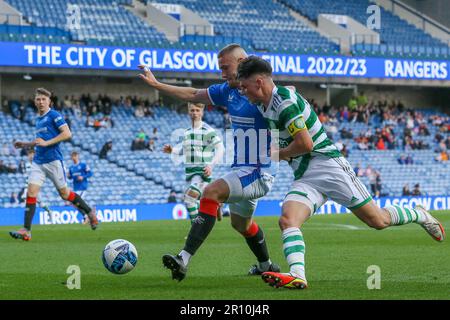 Glasgow, Großbritannien. 10. Mai 2023. Das Finale des City of Glasgow Cup wurde im Ibrox Stadion zwischen dem Rangers FC B Team und dem Celtic B Team gespielt. Nach der Vollzeit lag das Ergebnis bei 3 - 3 und das Spiel ging zu Elfmetern. Nach 14 Elfmetern gewann Celtic 4 - 3 und eine aufregende Schießerei. Corrie Thomson, Celtic Nummer 15, erzielte den letzten Elfmeter. Während des Spiels traf Adam Brppks, Celtic Nummer 9, 2goals. Rocco Vata, keltische Nummer 7, 1 Tor. Alex Lowry, Rangers Nummer 8, Penalty, Zak Lovelace Rangers Nummer 7 und Tony Weston Rangers Nummer 18. Kredit: Findlay/Alamy Live News Stockfoto