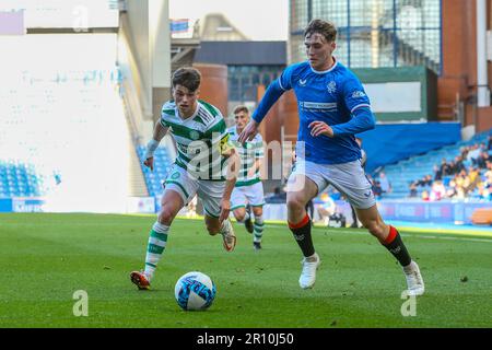 Glasgow, Großbritannien. 10. Mai 2023. Das Finale des City of Glasgow Cup wurde im Ibrox Stadion zwischen dem Rangers FC B Team und dem Celtic B Team gespielt. Nach der Vollzeit lag das Ergebnis bei 3 - 3 und das Spiel ging zu Elfmetern. Nach 14 Elfmetern gewann Celtic 4 - 3 und eine aufregende Schießerei. Corrie Thomson, Celtic Nummer 15, erzielte den letzten Elfmeter. Während des Spiels traf Adam Brppks, Celtic Nummer 9, 2goals. Rocco Vata, keltische Nummer 7, 1 Tor. Alex Lowry, Rangers Nummer 8, Penalty, Zak Lovelace Rangers Nummer 7 und Tony Weston Rangers Nummer 18. Kredit: Findlay/Alamy Live News Stockfoto