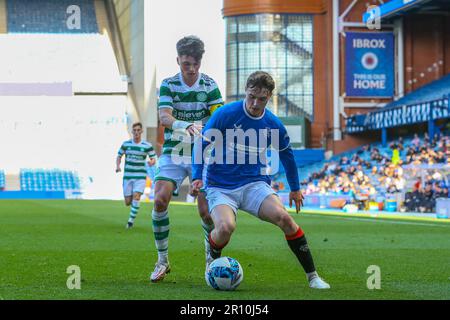 Glasgow, Großbritannien. 10. Mai 2023. Das Finale des City of Glasgow Cup wurde im Ibrox Stadion zwischen dem Rangers FC B Team und dem Celtic B Team gespielt. Nach der Vollzeit lag das Ergebnis bei 3 - 3 und das Spiel ging zu Elfmetern. Nach 14 Elfmetern gewann Celtic 4 - 3 und eine aufregende Schießerei. Corrie Thomson, Celtic Nummer 15, erzielte den letzten Elfmeter. Während des Spiels traf Adam Brppks, Celtic Nummer 9, 2goals. Rocco Vata, keltische Nummer 7, 1 Tor. Alex Lowry, Rangers Nummer 8, Penalty, Zak Lovelace Rangers Nummer 7 und Tony Weston Rangers Nummer 18. Kredit: Findlay/Alamy Live News Stockfoto