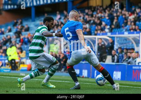 Glasgow, Großbritannien. 10. Mai 2023. Das Finale des City of Glasgow Cup wurde im Ibrox Stadion zwischen dem Rangers FC B Team und dem Celtic B Team gespielt. Nach der Vollzeit lag das Ergebnis bei 3 - 3 und das Spiel ging zu Elfmetern. Nach 14 Elfmetern gewann Celtic 4 - 3 und eine aufregende Schießerei. Corrie Thomson, Celtic Nummer 15, erzielte den letzten Elfmeter. Während des Spiels traf Adam Brppks, Celtic Nummer 9, 2goals. Rocco Vata, keltische Nummer 7, 1 Tor. Alex Lowry, Rangers Nummer 8, Penalty, Zak Lovelace Rangers Nummer 7 und Tony Weston Rangers Nummer 18. Kredit: Findlay/Alamy Live News Stockfoto