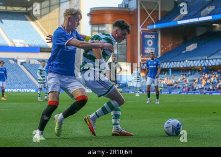 Glasgow, Großbritannien. 10. Mai 2023. Das Finale des City of Glasgow Cup wurde im Ibrox Stadion zwischen dem Rangers FC B Team und dem Celtic B Team gespielt. Nach der Vollzeit lag das Ergebnis bei 3 - 3 und das Spiel ging zu Elfmetern. Nach 14 Elfmetern gewann Celtic 4 - 3 und eine aufregende Schießerei. Corrie Thomson, Celtic Nummer 15, erzielte den letzten Elfmeter. Während des Spiels traf Adam Brppks, Celtic Nummer 9, 2goals. Rocco Vata, keltische Nummer 7, 1 Tor. Alex Lowry, Rangers Nummer 8, Penalty, Zak Lovelace Rangers Nummer 7 und Tony Weston Rangers Nummer 18. Kredit: Findlay/Alamy Live News Stockfoto