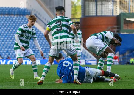 Glasgow, Großbritannien. 10. Mai 2023. Das Finale des City of Glasgow Cup wurde im Ibrox Stadion zwischen dem Rangers FC B Team und dem Celtic B Team gespielt. Nach der Vollzeit lag das Ergebnis bei 3 - 3 und das Spiel ging zu Elfmetern. Nach 14 Elfmetern gewann Celtic 4 - 3 und eine aufregende Schießerei. Corrie Thomson, Celtic Nummer 15, erzielte den letzten Elfmeter. Während des Spiels traf Adam Brppks, Celtic Nummer 9, 2goals. Rocco Vata, keltische Nummer 7, 1 Tor. Alex Lowry, Rangers Nummer 8, Penalty, Zak Lovelace Rangers Nummer 7 und Tony Weston Rangers Nummer 18. Kredit: Findlay/Alamy Live News Stockfoto