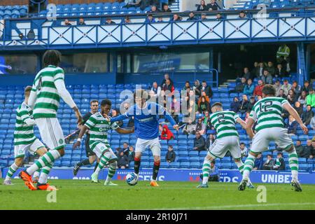 Glasgow, Großbritannien. 10. Mai 2023. Das Finale des City of Glasgow Cup wurde im Ibrox Stadion zwischen dem Rangers FC B Team und dem Celtic B Team gespielt. Nach der Vollzeit lag das Ergebnis bei 3 - 3 und das Spiel ging zu Elfmetern. Nach 14 Elfmetern gewann Celtic 4 - 3 und eine aufregende Schießerei. Corrie Thomson, Celtic Nummer 15, erzielte den letzten Elfmeter. Während des Spiels traf Adam Brppks, Celtic Nummer 9, 2goals. Rocco Vata, keltische Nummer 7, 1 Tor. Alex Lowry, Rangers Nummer 8, Penalty, Zak Lovelace Rangers Nummer 7 und Tony Weston Rangers Nummer 18. Kredit: Findlay/Alamy Live News Stockfoto