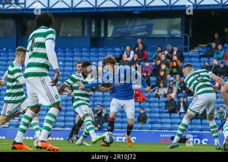 Glasgow, Großbritannien. 10. Mai 2023. Das Finale des City of Glasgow Cup wurde im Ibrox Stadion zwischen dem Rangers FC B Team und dem Celtic B Team gespielt. Nach der Vollzeit lag das Ergebnis bei 3 - 3 und das Spiel ging zu Elfmetern. Nach 14 Elfmetern gewann Celtic 4 - 3 und eine aufregende Schießerei. Corrie Thomson, Celtic Nummer 15, erzielte den letzten Elfmeter. Während des Spiels traf Adam Brppks, Celtic Nummer 9, 2goals. Rocco Vata, keltische Nummer 7, 1 Tor. Alex Lowry, Rangers Nummer 8, Penalty, Zak Lovelace Rangers Nummer 7 und Tony Weston Rangers Nummer 18. Kredit: Findlay/Alamy Live News Stockfoto