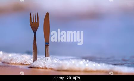 Messer und Gabel, der Strand und das Meer Stockfoto