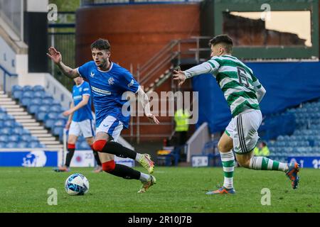 Glasgow, Großbritannien. 10. Mai 2023. Das Finale des City of Glasgow Cup wurde im Ibrox Stadion zwischen dem Rangers FC B Team und dem Celtic B Team gespielt. Nach der Vollzeit lag das Ergebnis bei 3 - 3 und das Spiel ging zu Elfmetern. Nach 14 Elfmetern gewann Celtic 4 - 3 und eine aufregende Schießerei. Corrie Thomson, Celtic Nummer 15, erzielte den letzten Elfmeter. Während des Spiels traf Adam Brppks, Celtic Nummer 9, 2goals. Rocco Vata, keltische Nummer 7, 1 Tor. Alex Lowry, Rangers Nummer 8, Penalty, Zak Lovelace Rangers Nummer 7 und Tony Weston Rangers Nummer 18. Kredit: Findlay/Alamy Live News Stockfoto