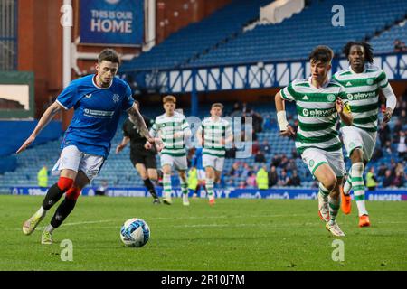 Glasgow, Großbritannien. 10. Mai 2023. Das Finale des City of Glasgow Cup wurde im Ibrox Stadion zwischen dem Rangers FC B Team und dem Celtic B Team gespielt. Nach der Vollzeit lag das Ergebnis bei 3 - 3 und das Spiel ging zu Elfmetern. Nach 14 Elfmetern gewann Celtic 4 - 3 und eine aufregende Schießerei. Corrie Thomson, Celtic Nummer 15, erzielte den letzten Elfmeter. Während des Spiels traf Adam Brppks, Celtic Nummer 9, 2goals. Rocco Vata, keltische Nummer 7, 1 Tor. Alex Lowry, Rangers Nummer 8, Penalty, Zak Lovelace Rangers Nummer 7 und Tony Weston Rangers Nummer 18. Kredit: Findlay/Alamy Live News Stockfoto