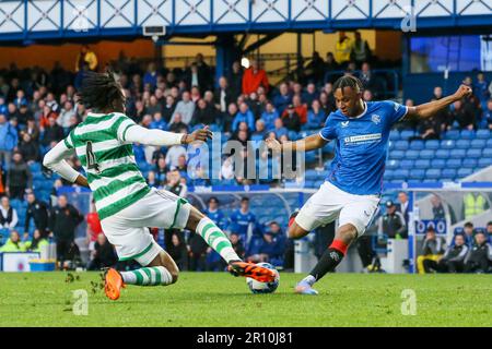Glasgow, Großbritannien. 10. Mai 2023. Das Finale des City of Glasgow Cup wurde im Ibrox Stadion zwischen dem Rangers FC B Team und dem Celtic B Team gespielt. Nach der Vollzeit lag das Ergebnis bei 3 - 3 und das Spiel ging zu Elfmetern. Nach 14 Elfmetern gewann Celtic 4 - 3 und eine aufregende Schießerei. Corrie Thomson, Celtic Nummer 15, erzielte den letzten Elfmeter. Während des Spiels traf Adam Brppks, Celtic Nummer 9, 2goals. Rocco Vata, keltische Nummer 7, 1 Tor. Alex Lowry, Rangers Nummer 8, Penalty, Zak Lovelace Rangers Nummer 7 und Tony Weston Rangers Nummer 18. Kredit: Findlay/Alamy Live News Stockfoto