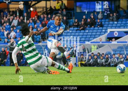 Glasgow, Großbritannien. 10. Mai 2023. Das Finale des City of Glasgow Cup wurde im Ibrox Stadion zwischen dem Rangers FC B Team und dem Celtic B Team gespielt. Nach der Vollzeit lag das Ergebnis bei 3 - 3 und das Spiel ging zu Elfmetern. Nach 14 Elfmetern gewann Celtic 4 - 3 und eine aufregende Schießerei. Corrie Thomson, Celtic Nummer 15, erzielte den letzten Elfmeter. Während des Spiels traf Adam Brppks, Celtic Nummer 9, 2goals. Rocco Vata, keltische Nummer 7, 1 Tor. Alex Lowry, Rangers Nummer 8, Penalty, Zak Lovelace Rangers Nummer 7 und Tony Weston Rangers Nummer 18. Kredit: Findlay/Alamy Live News Stockfoto
