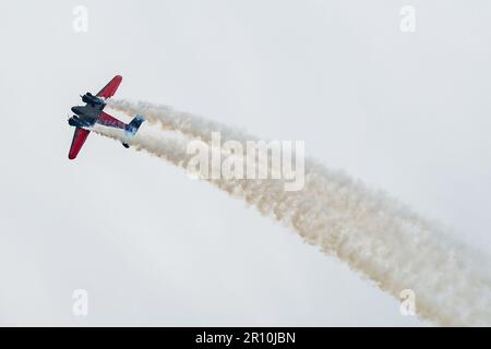 Matt Younkin, Pilot von Twin Beech 18, fliegt während der Flugschau kopfüber über die Fluglinie, Air Power Over Hampton Roads, auf der Joint Base Langley-Eustis, Virginia, 7. Mai 2023. Obwohl das Flugzeug Twin Beech 18 nie für Flugshows und seine Höchstgeschwindigkeiten von 250 km/h konzipiert wurde, verbrachte es die Zeit des Zweiten Weltkriegs als Navigationstrainer auf dem Ellington Army Air Field in Houston. (USA Air Force Foto von Senior Airman Anna Nolte) Stockfoto