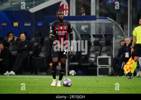 Mailand, Italien - 10. Mai 2023, Fikayo Tomori (AC Mailand) während der UEFA Champions League, Halbfinale, 1.-teiliges Fußballspiel zwischen AC Mailand und FC Internazionale am 10. Mai 2023 im Stadion San Siro in Mailand, Italien - Guthaben: Luca Rossini/E-Mage/Alamy Live News Stockfoto