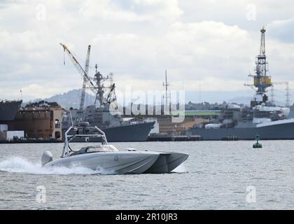 230502-N-GR718-1286 ein unbemannter T-38 Devil Ray, der von an der Westküste ansässigen Naval Special Warfare Betreibern kontrolliert wird, durchfährt während der USA in der Nähe des Marinestützpunkts San Diego in San Diego Bay Das Problem der unbemannten Systembekämpfung der pazifischen Flotte (UxS IBP). UxS IBP 23 ist ein US-amerikanischer Markt Pacific Fleet Experiment, durchgeführt von U.S. 3. Fleet, Operationalisierung von Multi-Domain-Einsatz von unbemannten Systemen, um Flottenkriegsvorteile zu schaffen. (USA Marinebild von Mass Communication Specialist 1. Class Chelsea D. Meiller) Stockfoto