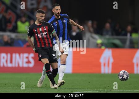 Mailand, Italien. 10. Mai 2023. Rade Krunic vom AC Mailand spielt den Ball, während Roberto Gagliardini vom FC Internazionale während des UEFA Champions League-Spiels in Giuseppe Meazza, Mailand, den Ball schließt. Der Bildausdruck sollte lauten: Jonathan Moscrop/Sportimage Credit: Sportimage Ltd/Alamy Live News Stockfoto