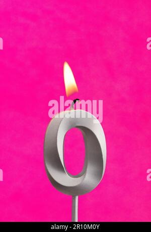 Kerze Nummer 0 - Geburtstagsfeier mit fuchsianischem Hintergrund Stockfoto