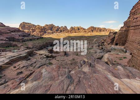 Blick auf Felsformationen und die Ebene jenseits von Pewtra, Jordan Stockfoto