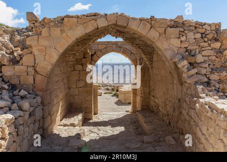 Blick auf die entfernte Windfarm von Shobak Castle, Arabah Valley, Jordanien Stockfoto