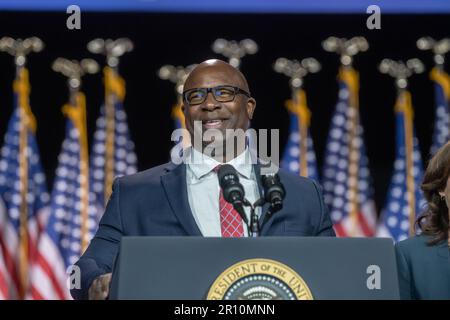 Walhalla, Usa. 10. Mai 2023. VALHALLA, NEW YORK - MAI 10: USA Vertreter Jamaal Bowman (D-NY) spricht am 10. Mai 2023 im US-amerikanischen Valhalla, New York, USA, auf einer Veranstaltung mit US-Präsident Joe Biden am SUNY Westchester Community College. USA Präsident Joe Biden hat am Mittwoch die von den Republikanern geforderten Ausgabenkürzungen als "verheerend" bezeichnet und seine Argumente in einer Rede im Wahlkampfstil vor den Wählern zum Ausdruck gebracht, als sich die Gesetzgeber in Washington trafen, um das Kreditlimit der Regierung zu erhöhen, um eine potenziell katastrophale US-Katastrophe zu vermeiden Kredit: Ron Adar/Alamy Live News Stockfoto