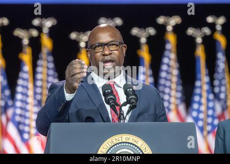 Walhalla, Usa. 10. Mai 2023. VALHALLA, NEW YORK - MAI 10: USA Vertreter Jamaal Bowman (D-NY) spricht am 10. Mai 2023 im US-amerikanischen Valhalla, New York, USA, auf einer Veranstaltung mit US-Präsident Joe Biden am SUNY Westchester Community College. USA Präsident Joe Biden hat am Mittwoch die von den Republikanern geforderten Ausgabenkürzungen als "verheerend" bezeichnet und seine Argumente in einer Rede im Wahlkampfstil vor den Wählern zum Ausdruck gebracht, als sich die Gesetzgeber in Washington trafen, um das Kreditlimit der Regierung zu erhöhen, um eine potenziell katastrophale US-Katastrophe zu vermeiden Kredit: Ron Adar/Alamy Live News Stockfoto