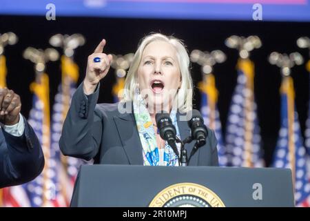 Walhalla, Usa. 10. Mai 2023. VALHALLA, NEW YORK - MAI 10: USA Senator Kirsten Gillibrand (D-NY) spricht auf einer Veranstaltung mit US-Präsident Joe Biden am 10. Mai 2023 am SUNY Westchester Community College in Valhalla, New York, USA. USA Präsident Joe Biden hat am Mittwoch die von den Republikanern geforderten Ausgabenkürzungen als "verheerend" bezeichnet und seine Argumente in einer Rede im Wahlkampfstil vor den Wählern zum Ausdruck gebracht, als sich die Gesetzgeber in Washington trafen, um das Kreditlimit der Regierung zu erhöhen, um eine potenziell katastrophale US-Katastrophe zu vermeiden Kredit: Ron Adar/Alamy Live News Stockfoto