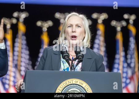 Walhalla, Usa. 10. Mai 2023. VALHALLA, NEW YORK - MAI 10: USA Senator Kirsten Gillibrand (D-NY) spricht auf einer Veranstaltung mit US-Präsident Joe Biden am 10. Mai 2023 am SUNY Westchester Community College in Valhalla, New York, USA. USA Präsident Joe Biden hat am Mittwoch die von den Republikanern geforderten Ausgabenkürzungen als "verheerend" bezeichnet und seine Argumente in einer Rede im Wahlkampfstil vor den Wählern zum Ausdruck gebracht, als sich die Gesetzgeber in Washington trafen, um das Kreditlimit der Regierung zu erhöhen, um eine potenziell katastrophale US-Katastrophe zu vermeiden Kredit: Ron Adar/Alamy Live News Stockfoto