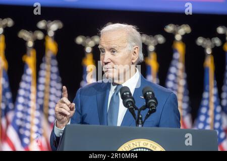 Walhalla, Usa. 10. Mai 2023. VALHALLA, NEW YORK - MAI 10: USA Präsident Joe Biden spricht auf einer Veranstaltung am SUNY Westchester Community College am 10. Mai 2023 in Valhalla, New York, USA, über die Schuldengrenze. USA Präsident Joe Biden hat am Mittwoch die von den Republikanern geforderten Ausgabenkürzungen als "verheerend" bezeichnet und seine Argumente in einer Rede im Wahlkampfstil vor den Wählern zum Ausdruck gebracht, als sich die Gesetzgeber in Washington trafen, um das Kreditlimit der Regierung zu erhöhen, um eine potenziell katastrophale US-Katastrophe zu vermeiden Kredit: Ron Adar/Alamy Live News Stockfoto